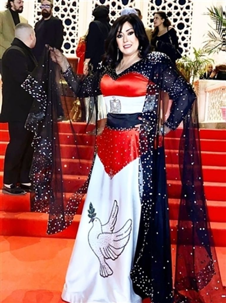 إطلالات الفنانة هند عاكف.. جرأة وغرابة تثيران الجدل