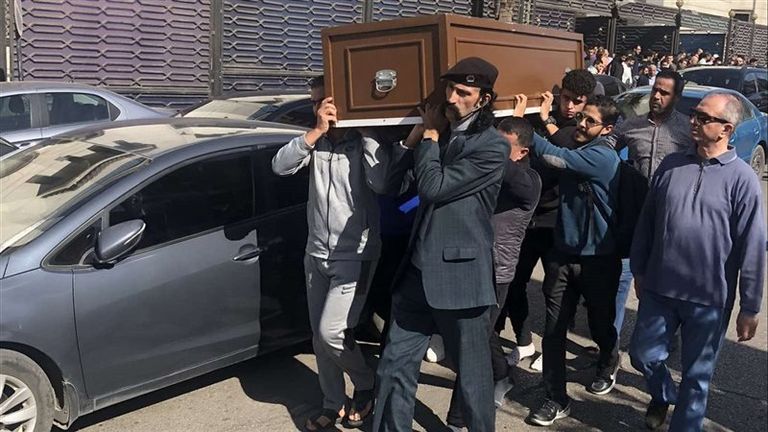 بكاء زوجة الراحل عادل الفار