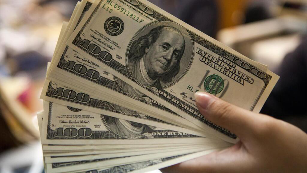 تباين سعر الدولار اليوم الإثنين 4 مايو 2026 بمنتصف التعاملات.. الأخضر بكام