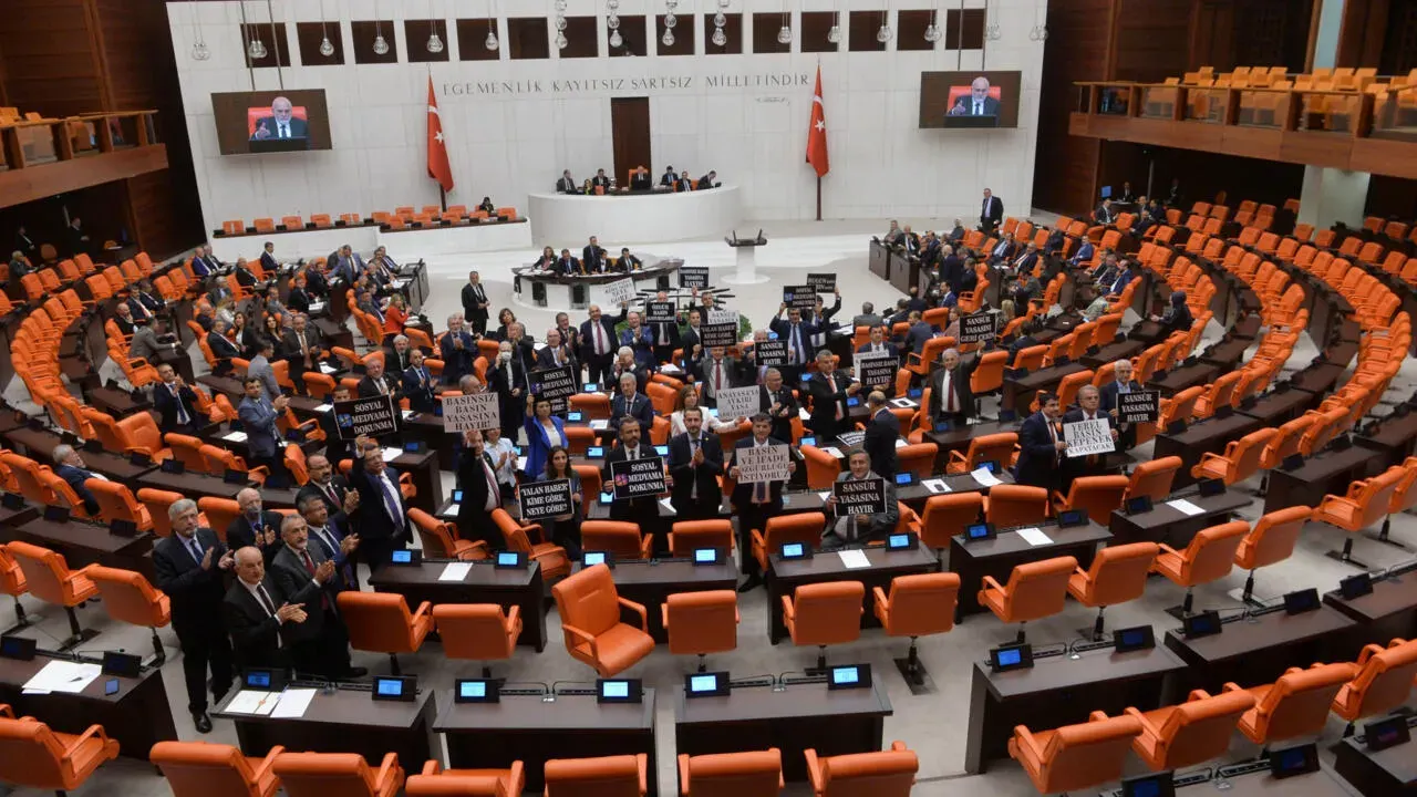 البرلمان التركي يقر قانونا يقضي بسجن "ناشري المعلومات المضللة".. والمعارضة  تندد