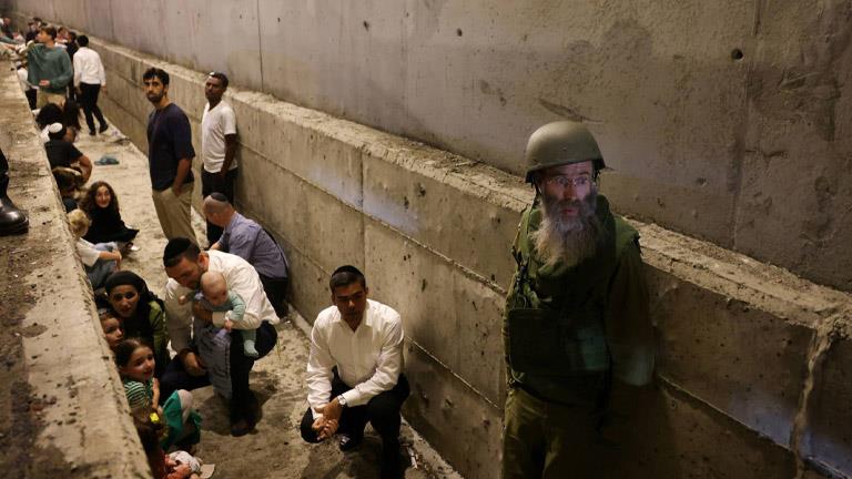 ملايين الإسرائيليين يهرعون إلى الملاجئ بعد إطلاق صواريخ باليستية من لبنان  نحو تل أبيب | مصراوى