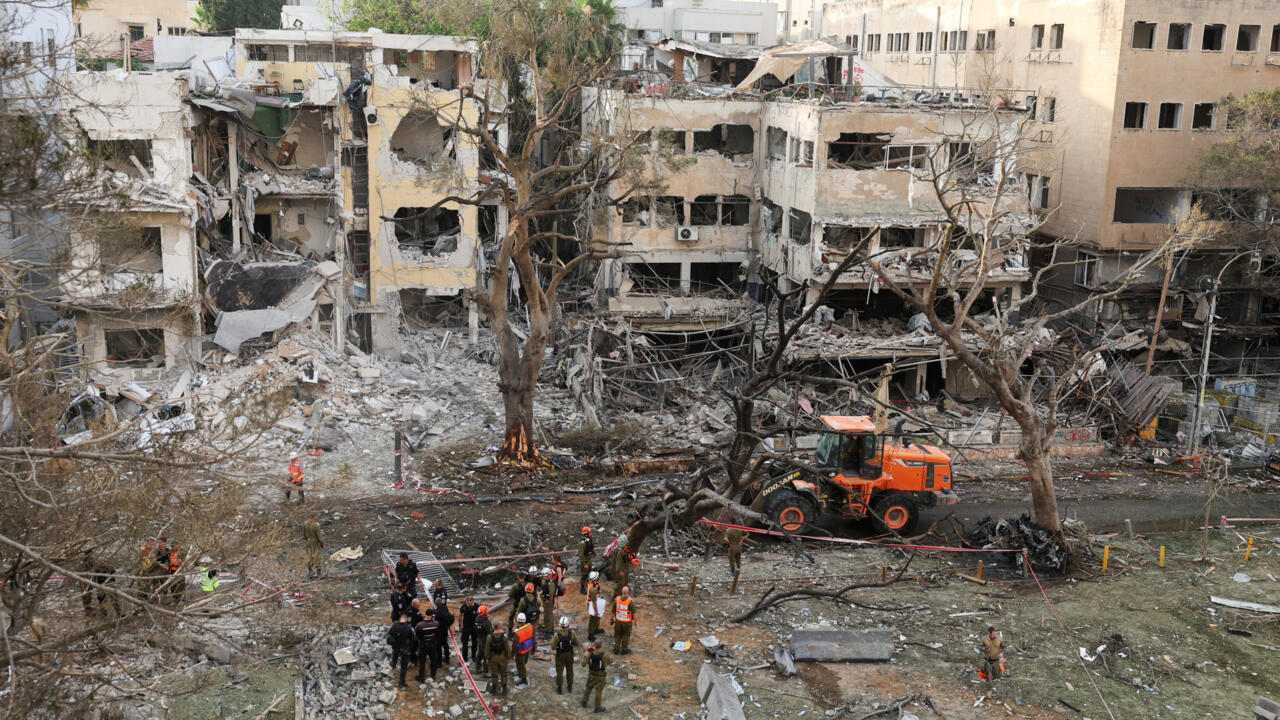 إسرائيل تكثف ضرباتها ضد إيران وطهران ترد بوابل صاروخي على حيفا وتل أبيب