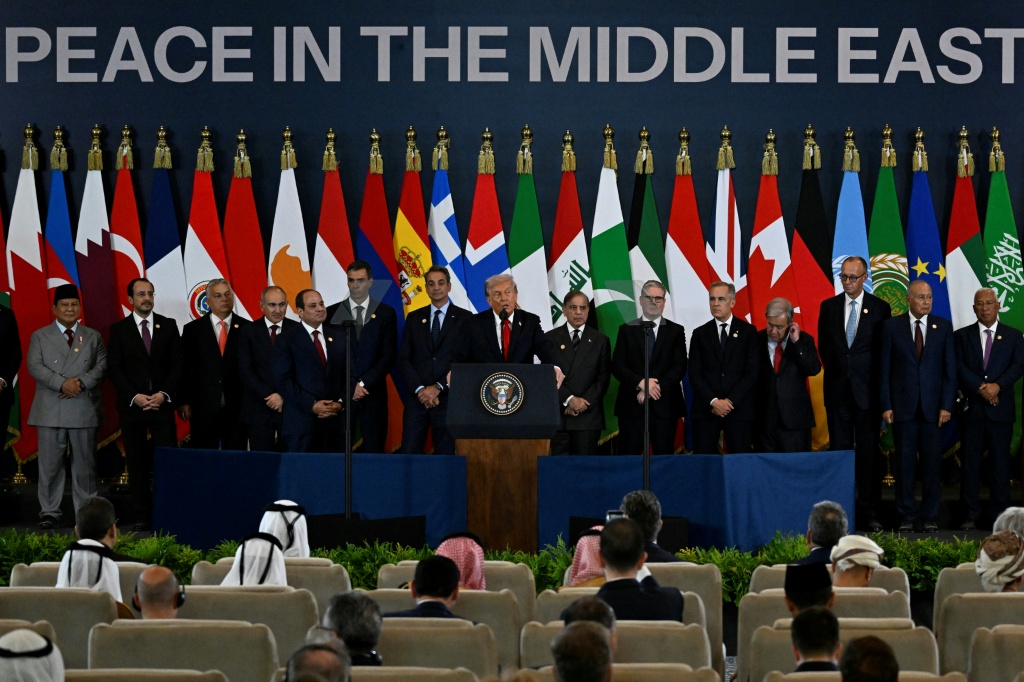 شغف ترامب بالاستعراض يطغى على قمة شرم الشيخ حول غزة - SWI swissinfo.ch