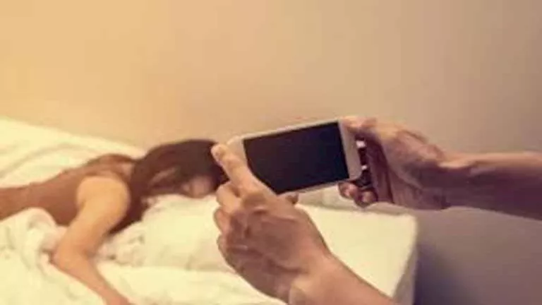 بعد فيديوهات المشاهير.. كيف يعاقب القانون مصوري العلاقة الزوجية؟بعد في - اخبار مصر لحظة بلحظة