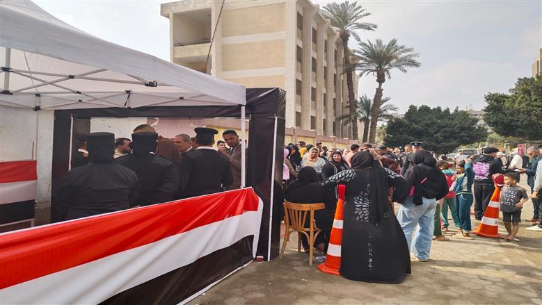 تواجد لافت للشرطة النسائية أمام لجان الانتخابات في حلوان - الوطن