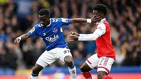 القنوات الناقلة لمباراة أرسنال ضد إيفرتون اليوم في الدوري الإنجليزي.. صراع "الأستاذ والتلميذ" نحو اللقب