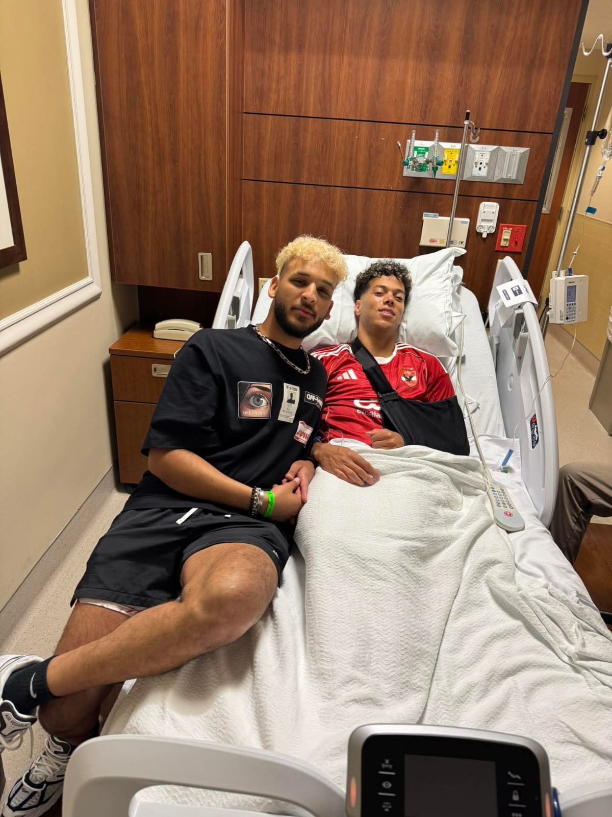 شاهد.. إمام عاشور فى المستشفى بعد الإصابة بكسر بعظمة الترقوة - اليوم السابع