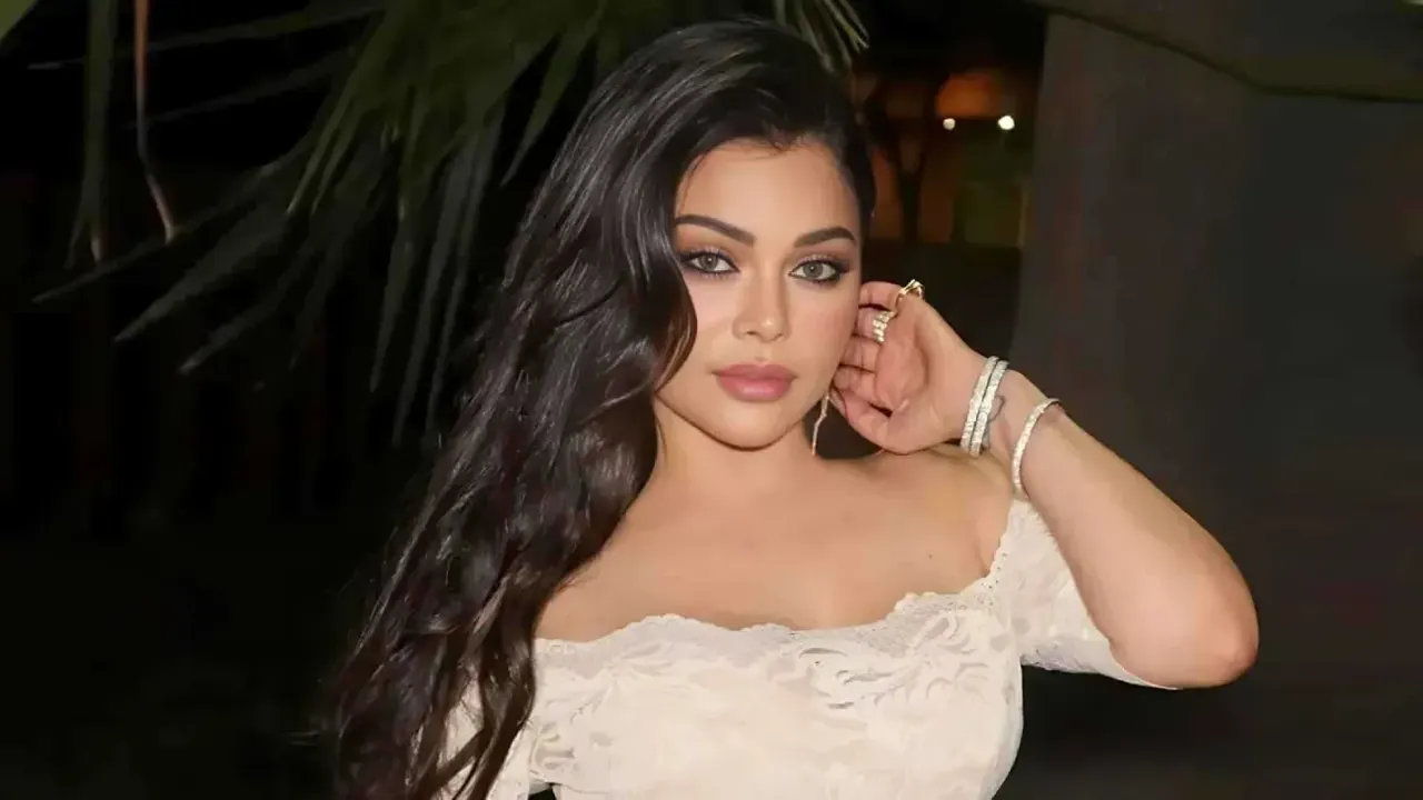 بيان رسمي يثير الجدل.. حكاية "شاب قبيلة وايلة" ورقصه مع هيفاء وهبي في موسم الرياض
