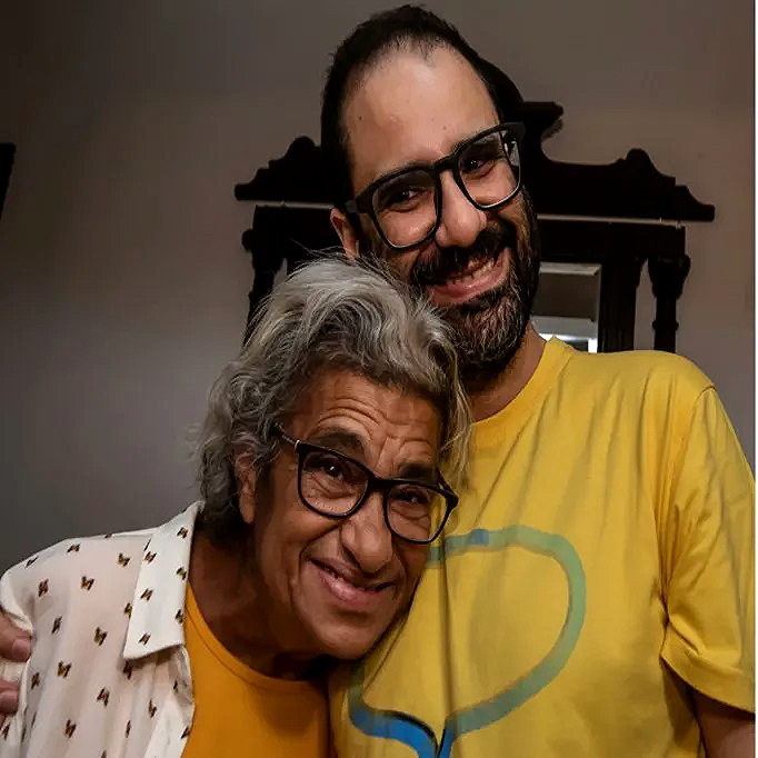 حكاية علاء عبد الفتاح: من الترحيب البريطاني إلى العزلة السياسية بعد الخروج من مصر