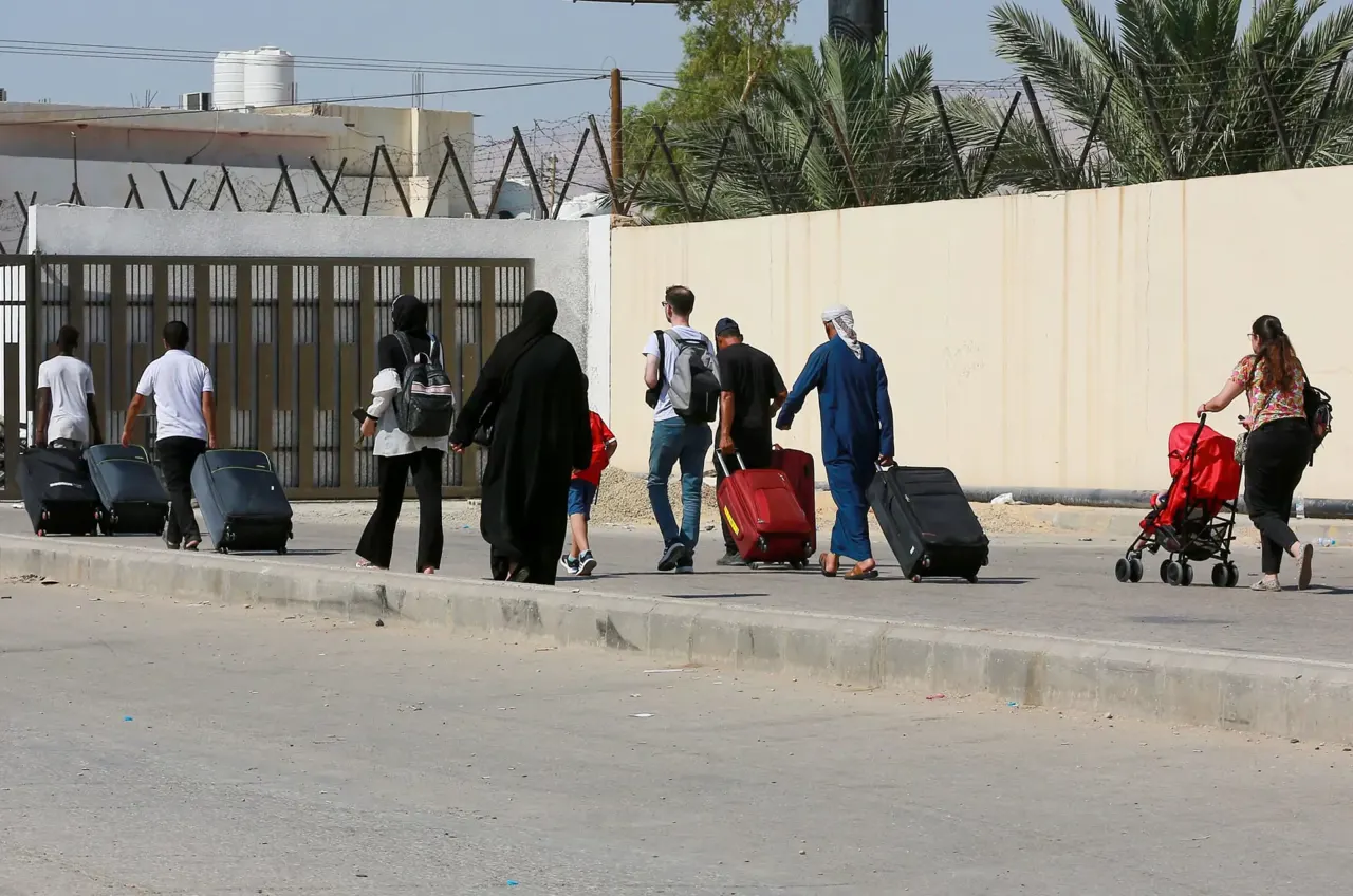 الأمن الأردني يُعلن إغلاق جسر الملك حسين ليوم الثلاثاء أمام حركة المسافرين والشحن - CNN Arabic