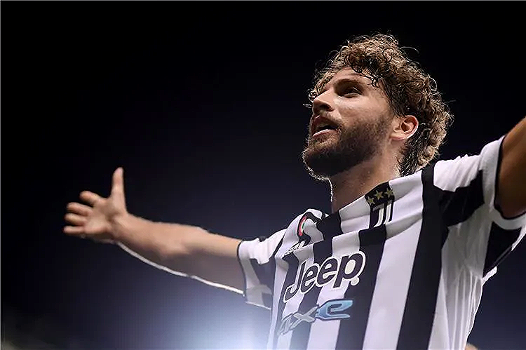 لوكاتيلي يلمع مع سباليتي: مانشستر يونايتد يراقبه كبديل كاسيميرو