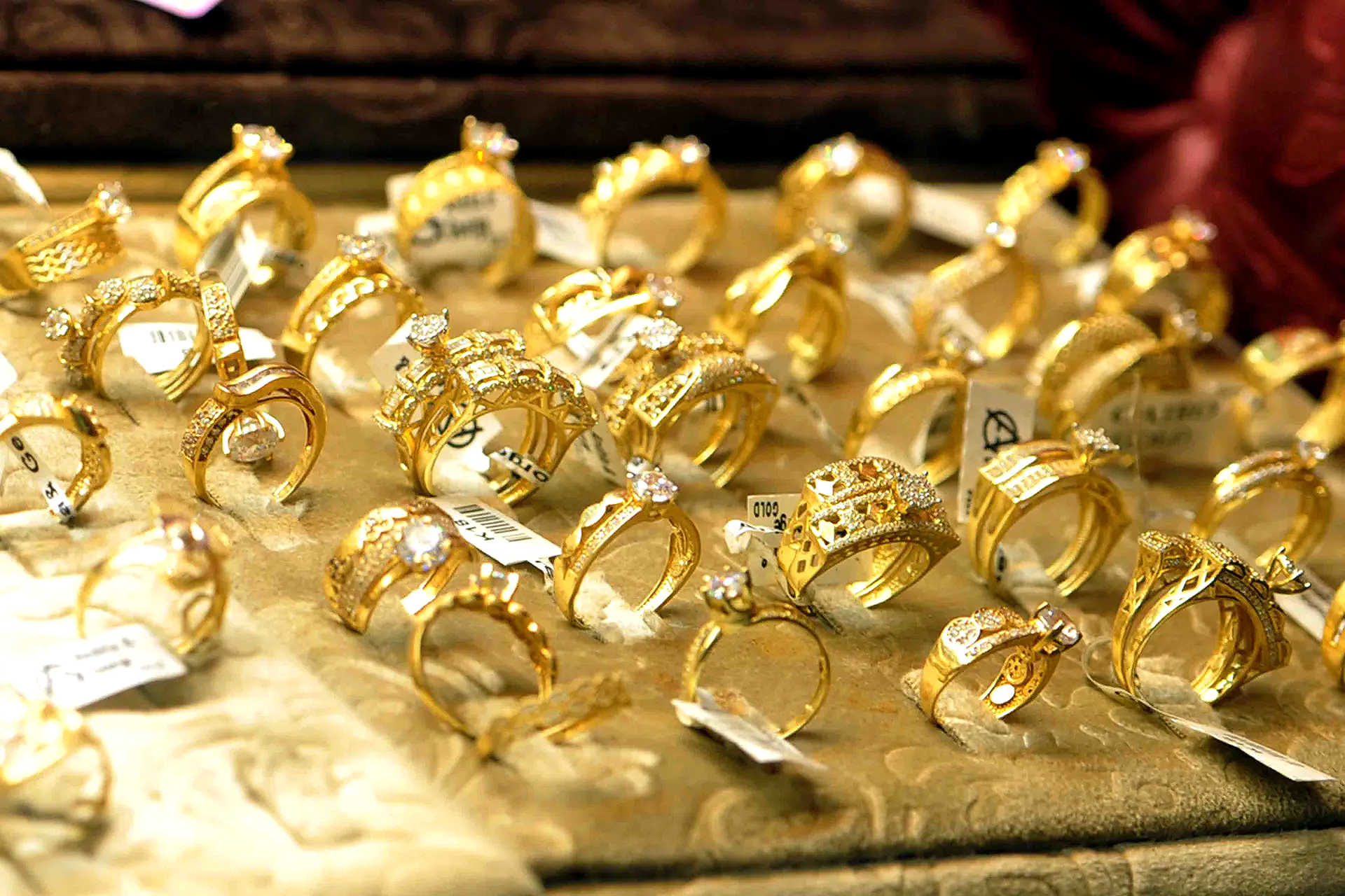 تراجع سعر الذهب اليوم الإثنين 9 فبراير 2026 بختام التعاملات.. عيار 21 بكام