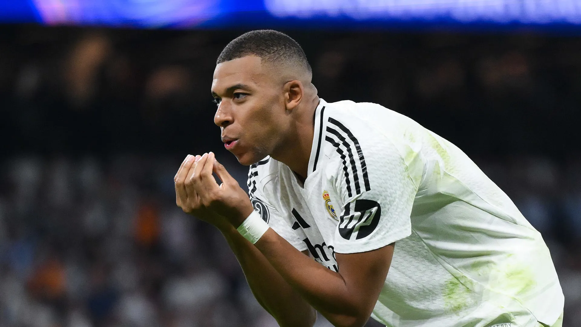 كيليان مبابي يتصدى للانتقادات: "الخطأ يتحمله الفريق ككل" ويدافع عن فينيسيوس أمام جماهير ريال مدريد