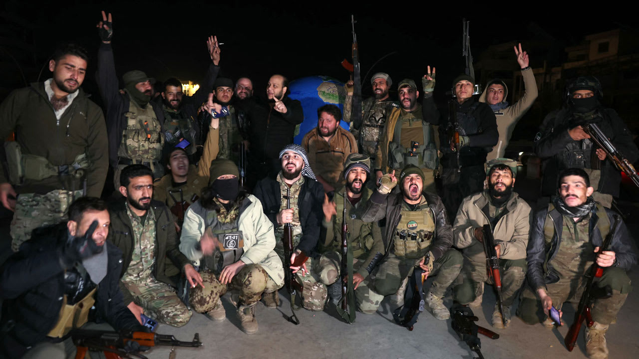 سخرية" الوضع في حلب.. خبير بالشأن السوري يعلق على وضع بشار الأسد ودور تركيا  وتقارير "سيطرة كاملة" لفصائل المعارضة - CNN Arabic