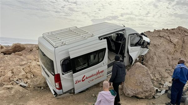 إصابة شخصين في حادث انحراف ميكروباص سياحة بطريق سفاجا القصير