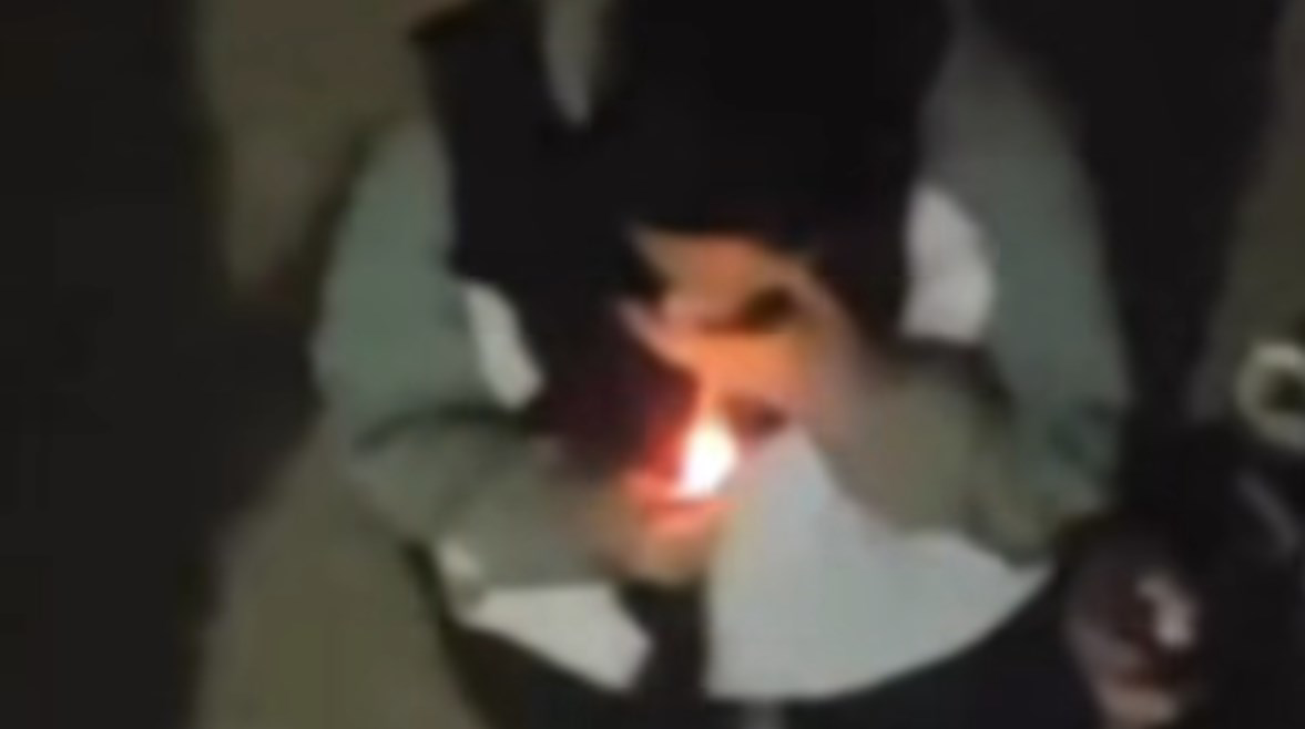 جدل واسع بعد ظهور فتيات يدخن السجائر خفية في الشارع