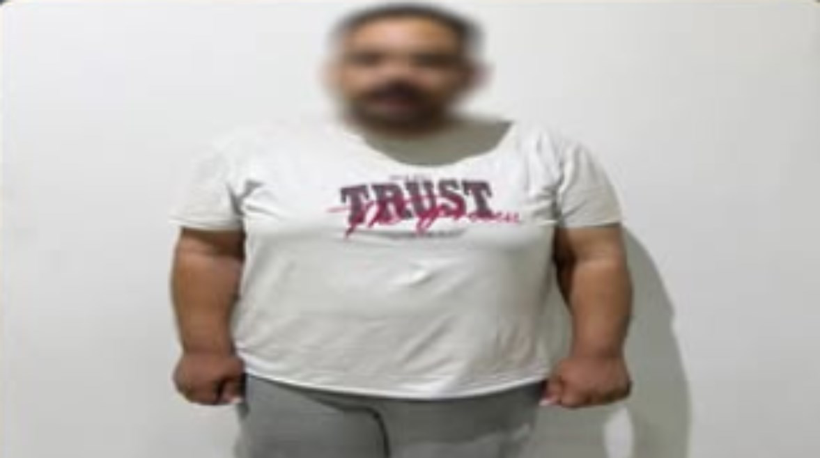القبض على ممرض انتحل صفة فرد شرطة للنصب على أسر نزلاء مراكز الإصلاح بالقاهرة