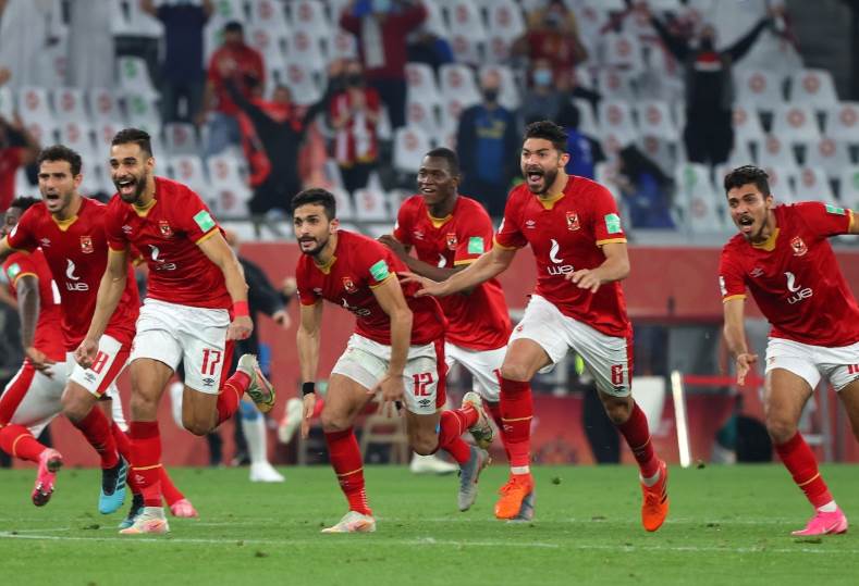 احتفالات لاعبي الأهلي وموسيماني مع الجماهير على أنغام "التالتة شمال"  "فيديو" - كورة بلس