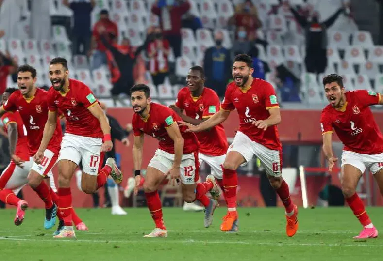 احتفالات لاعبي الأهلي وموسيماني مع الجماهير على أنغام "التالتة شمال" "فيديو" - كورة بلس