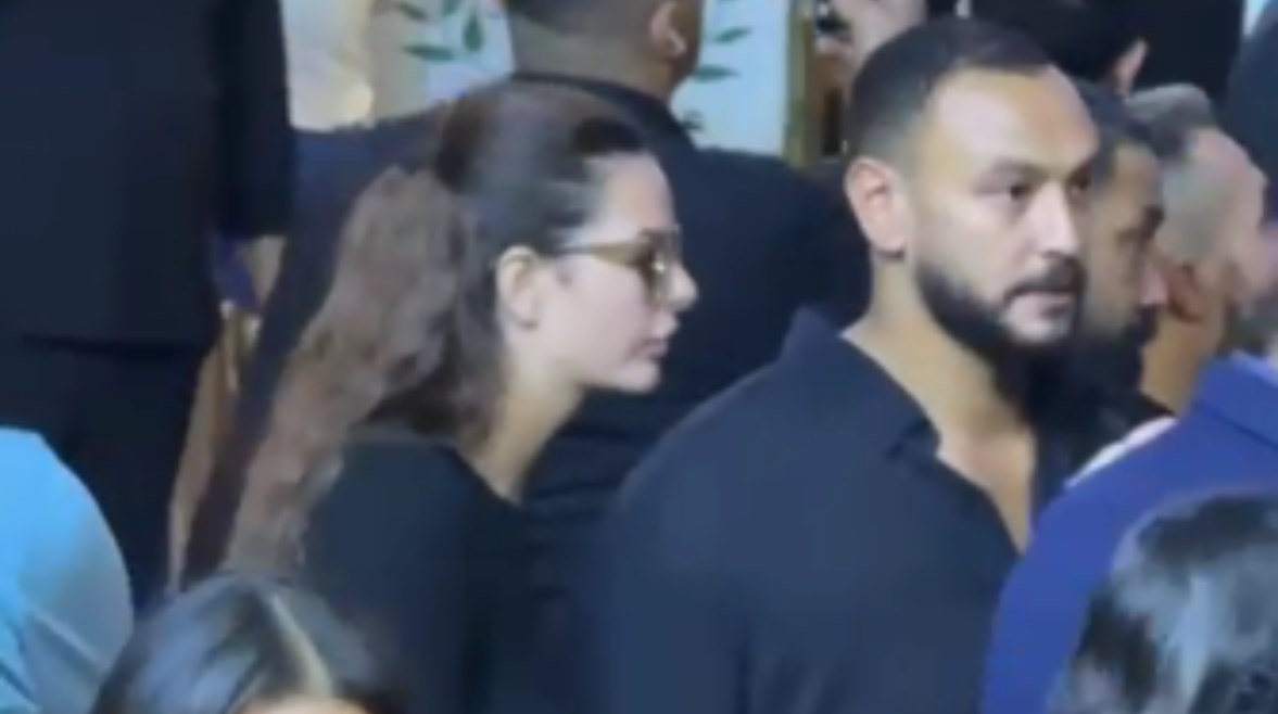 ماسك إيديها"، هنادي مهنا برفقة زوجها في عزاء والد محمد رمضان - تليجراف مصر