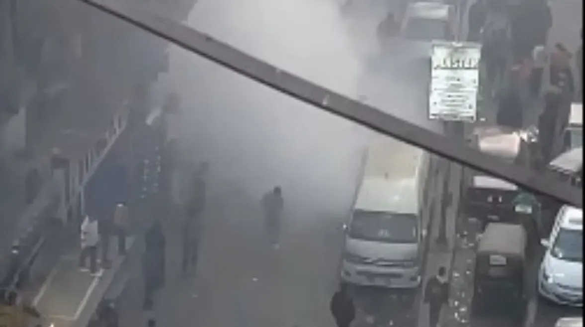 حريق ضخم بشارع العشرين في فيصل.. سيارات الإطفاء تتدخل لوقف الكارثة قبل امتدادها