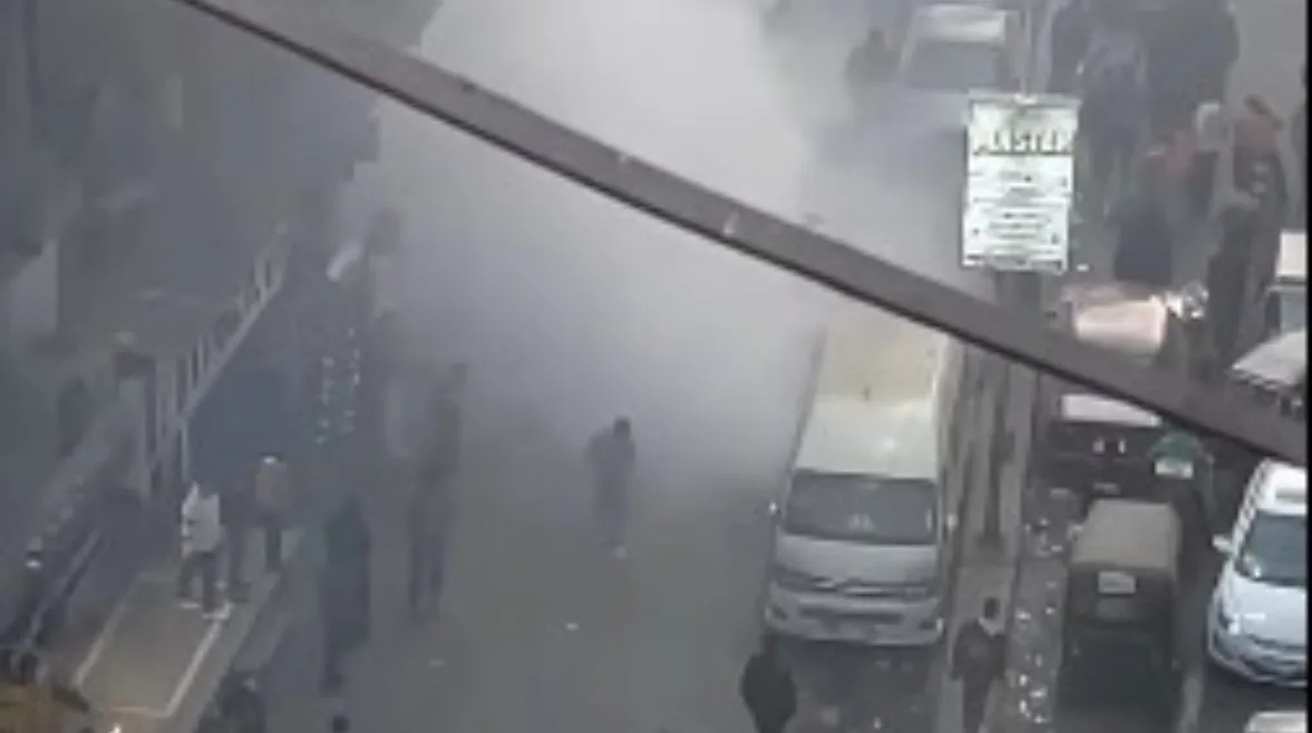 حريق ضخم بشارع العشرين في فيصل.. سيارات الإطفاء تتدخل لوقف الكارثة قبل امتدادها