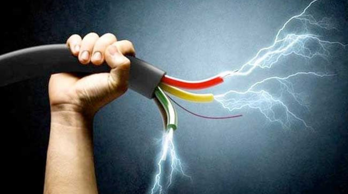 صعق كهربائي يصيب أربعيني بحروق خطيرة بسبب كابل مكشوف في الطالبية