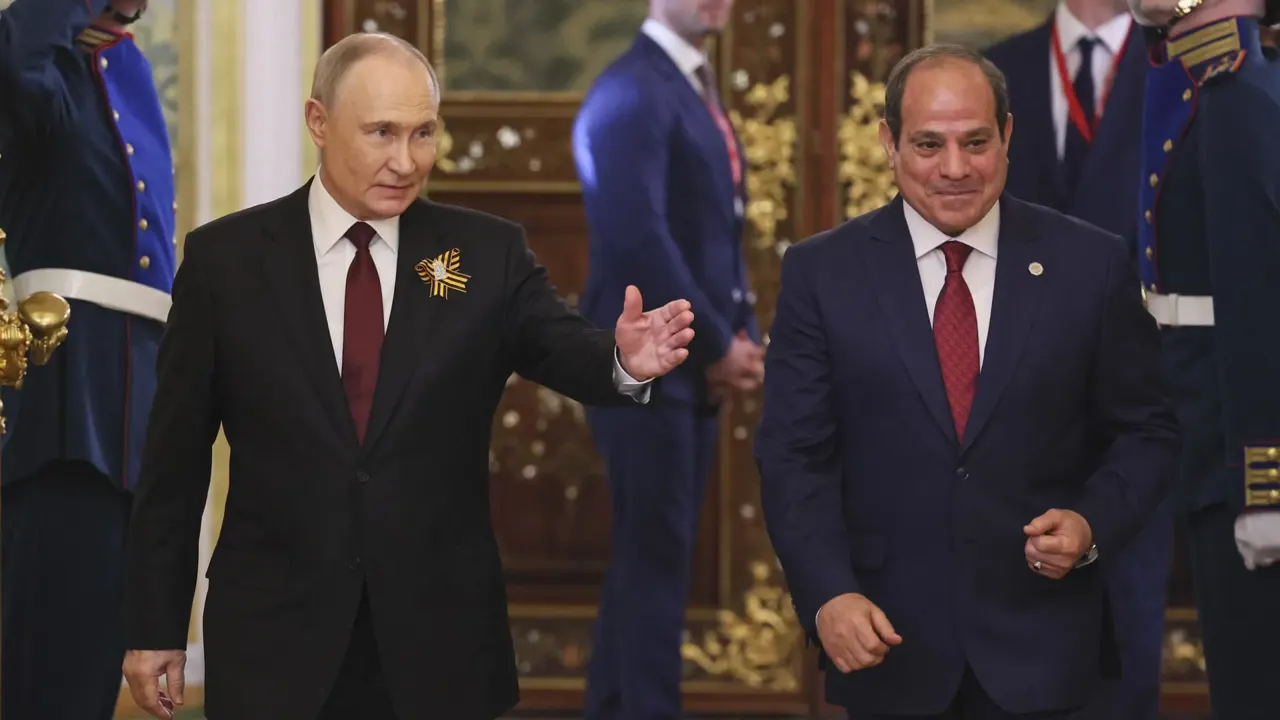 مصر.. السيسي يثير تفاعلا بلقطات مع بوتين ورئيس الصين في روسيا - CNN Arabic