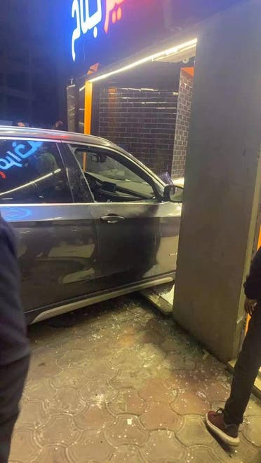 سيارة تقتحم  مطعما