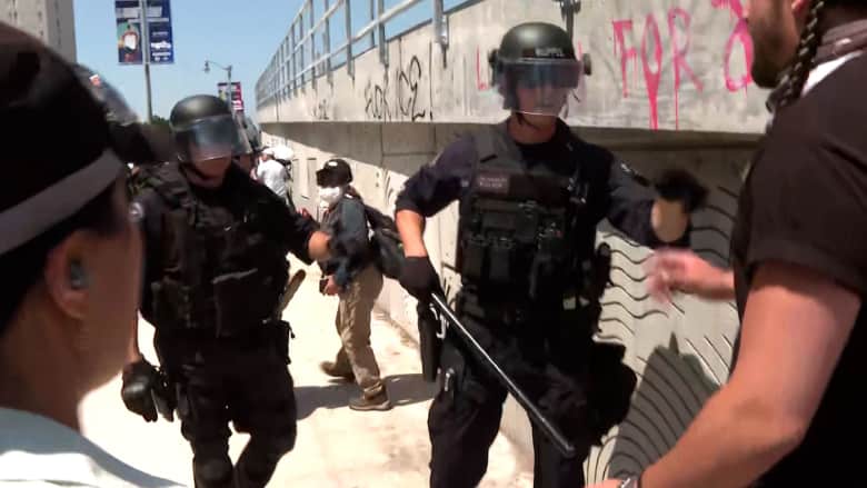 "لم ألمسك".. لحظات متوترة بين فريق CNN وشرطة لوس أنجلوس وسط الاحتجاجات