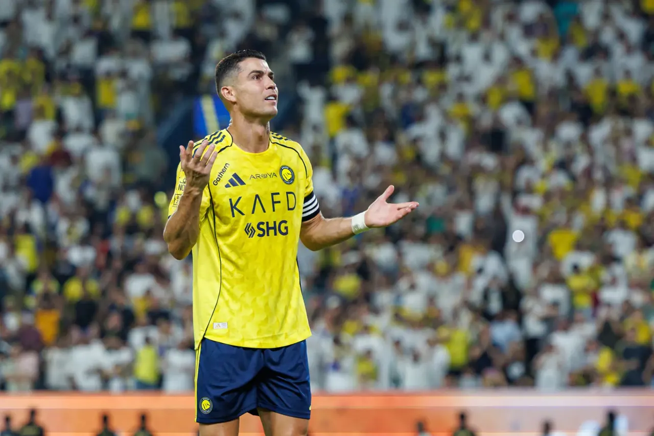 النصر يتغلب على التعاون بهدف عكسي في ديربي الجولة 18 ويرسخ مركزه الثاني في الدوري السعودي.