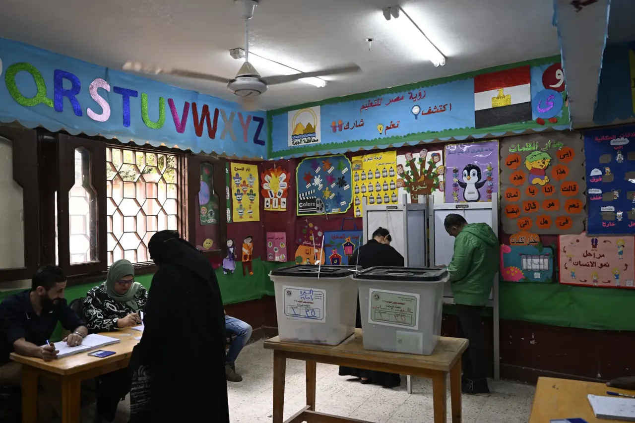 مصر..أشخاص يزعمون "تزوير" الانتخابات في لجنة بالمنيا والداخلية تعقب - CNN  Arabic