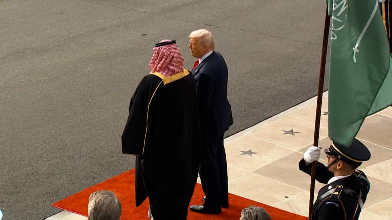 مقاتلات تحلق وعزف موسيقي.. شاهد كيف استقبل ترامب ولي العهد السعودي الأمير محمد بن سلمان