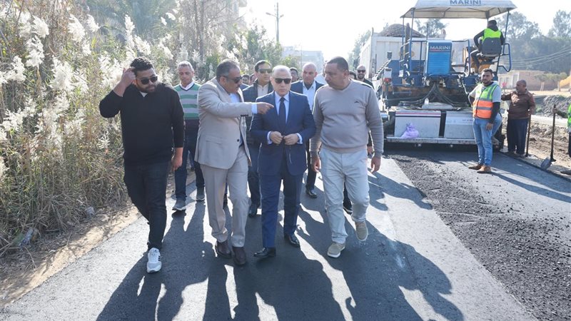 محافظ كفرالشيخ يتفقد أعمال الرصف بطريق كوبري الزاوية–الفيروز بالرياض