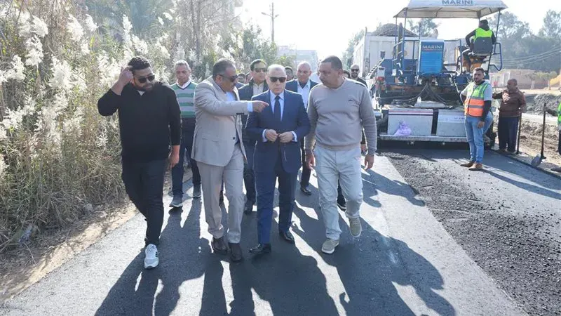 محافظ كفرالشيخ يتفقد أعمال الرصف بطريق كوبري الزاوية–الفيروز بالرياض