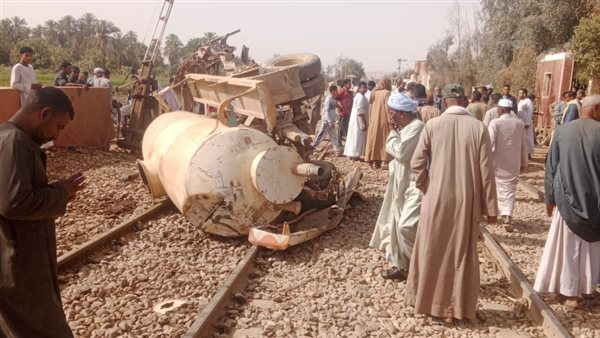 إصابة شخص في تصادم قطار وسيارة بمزلقان الدقاديق بأسوان