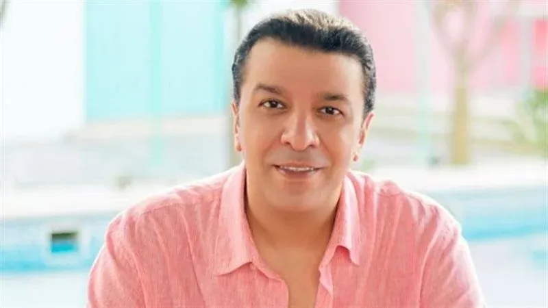 مصطفى كامل يودع أعضاء نقابة المهن الموسيقية قبل أداء العمرة ويمنحهم منحة مالية