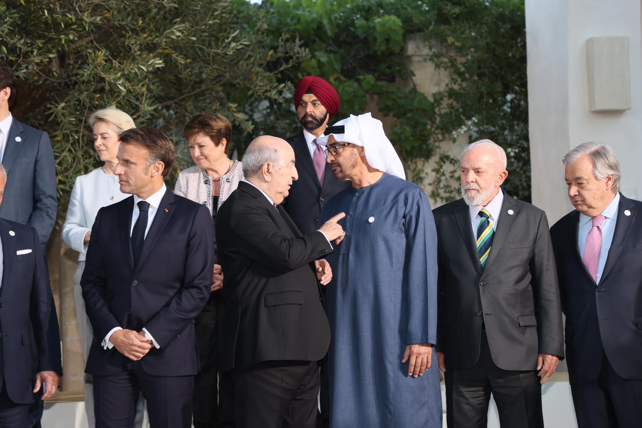 بالفیدیو و الصور ؛ “ابتسامات وتعابير جسدية وإصبع على الصدر”.. لقاء تبون ومحمد  بن زايد في إيطاليا يشعل المواقع | شفقنا العربي