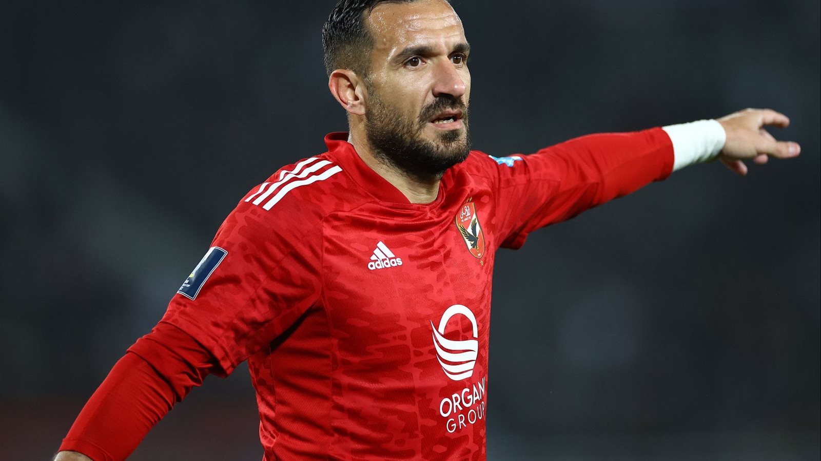 إعلامى يفجر مفاجأة بشأن قيد علي معلول في قائمة الأهلي