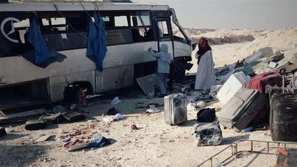 إصابة 18 طالبًا جامعيًا في انقلاب أتوبيس على الطريق الصحراوي الشرقي بالمنيا