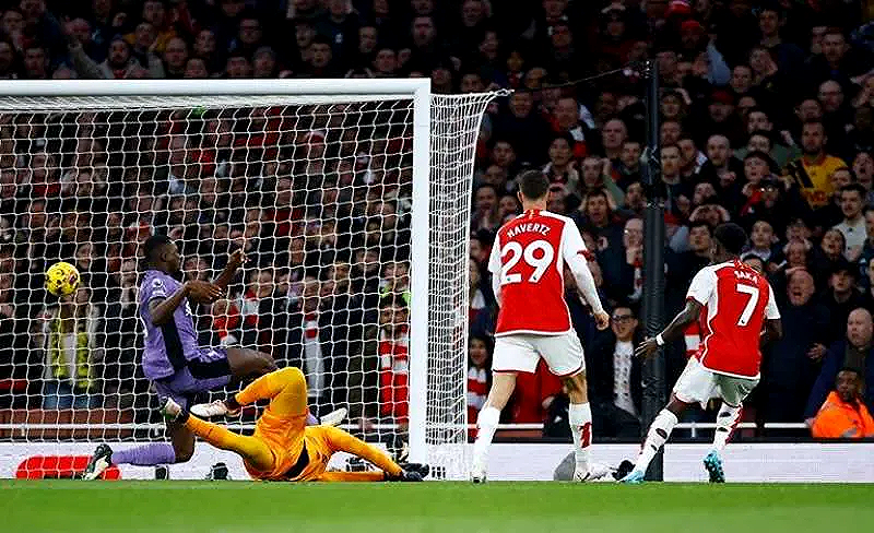 أرسنال يحقق فوزا مثيرا على ليفربول في قمة البريميرليغ