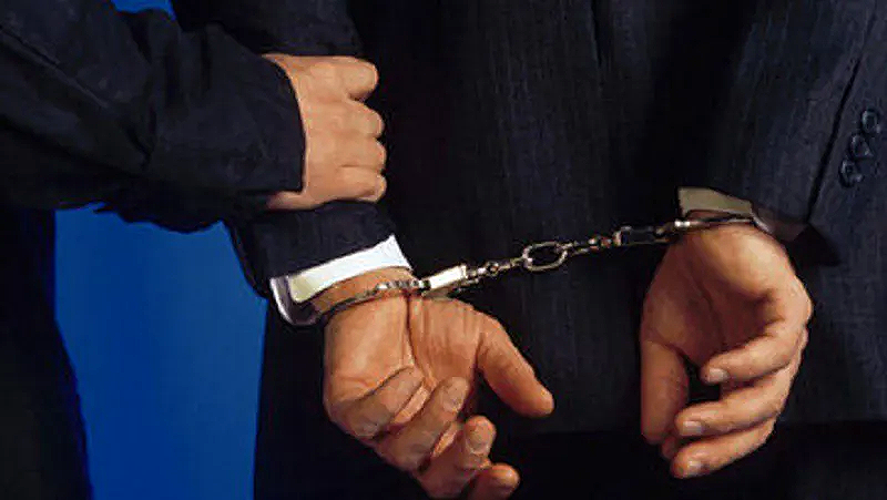 ورشة تتحول إلى مسرح جريمة.. عامل يقتل صاحبه طعنًا بمقص التنجيد