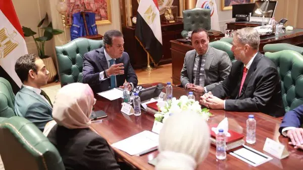وزير الصحة يبحث مع إحدى شركات الأدوية فرص الاستثمار والتوسع في التصنيع الدوائي بمصر