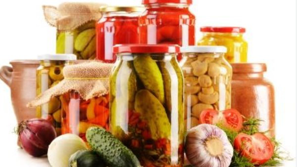 خبراء التغذية يحذرون: الإفراط في المخللات يهدد صحتك في رمضان