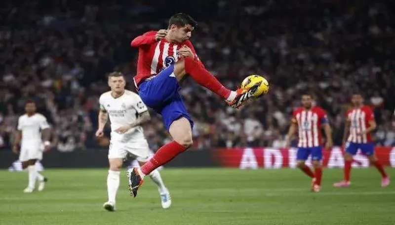 يربي مدريد يشتعل: أتلتيكو يفرض التعادل على ريال مدريد في صراع الليغا (1) يربي مدريد يشتعل: أتلتيكو يفرض التعادل على ريال مدريد في صراع الليغا (1)