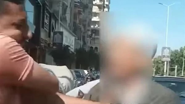 حتى كاد يفقد حياته.. القصة الكاملة لاتهام مسن بالتحرش بفتاة داخل ميكروباص في سوهاج