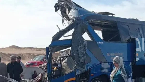 مصرع 13 شخصا وإصابة 34 آخرين.. ننشر أسماء ضحايا حادث تصادم أتوبيس وتريلا بطريق القاهرة أسيوط الصحراوي