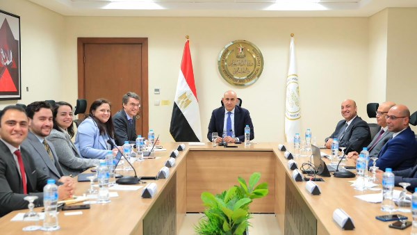 فصل معلم بمدرسة في السويس لقيامه بتقبيل تلميذ ابتدائي بطريقة غير لائقة