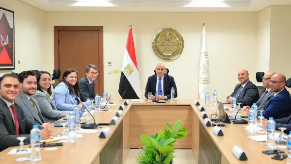 فصل معلم بمدرسة في السويس لقيامه بتقبيل تلميذ ابتدائي بطريقة غير لائقة
