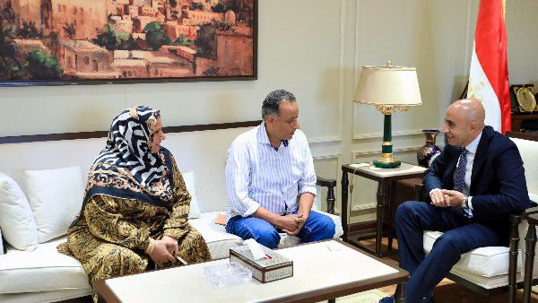 وزير التعليم يكرم مديري مدرستين بالقليوبية تقديرًا لجهودهما وانتمائهما